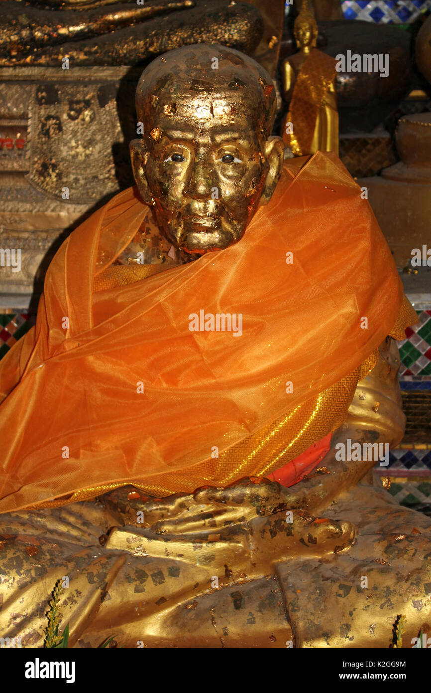 Monaco statua ricoperta in foglia oro in Thailandia tempio Foto Stock
