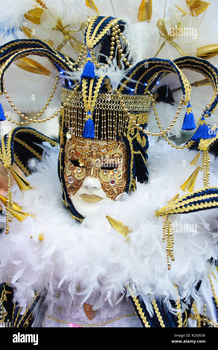 Persona non identificabili con una sofisticata maschera di Carnevale a Venezia Foto Stock