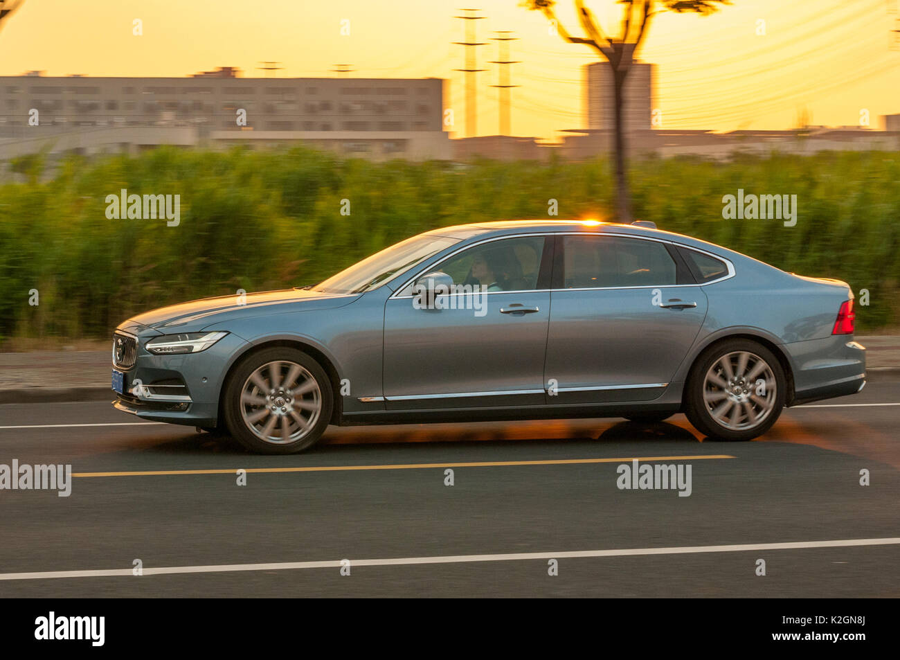 Cinese fabbricati Volvo S90 passo lungo T5 Iscrizione essendo guidato su un funzionario test drive Foto Stock