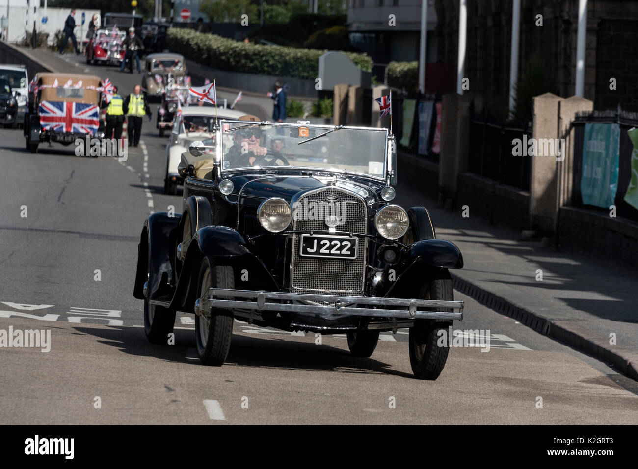 Una flotta di auto classiche dal vecchio Jersey Automobile Club, prendendo parte all'annuale Festa della Liberazione celebrazioni in St. Helier, Jersey, Canale Islan Foto Stock