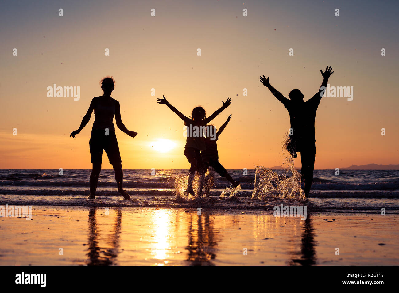 Silhouette Di Famiglia Felice Che Giocando Sulla Spiaggia Al Tramonto Concetto Di Famiglia Amichevole Foto Stock Alamy