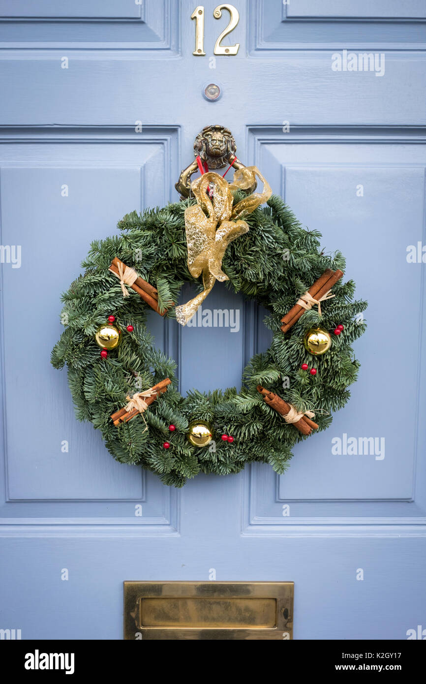 Ghirlanda di Natale sul davanti la porta di casa Foto stock - Alamy