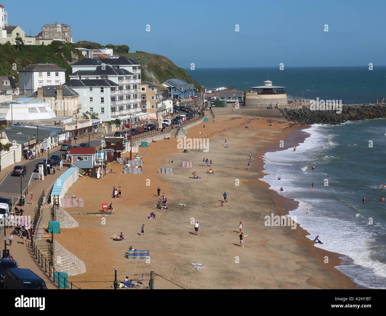 Guardando verso il basso a Ventnor Beach in una calda giornata estiva. Isle of Wight, Regno Unito Foto Stock