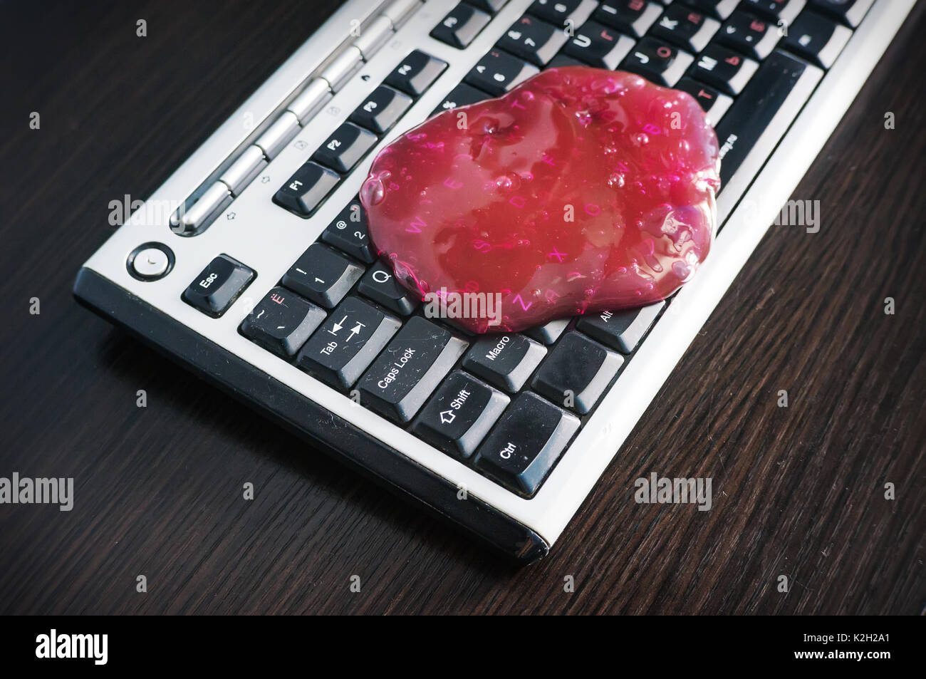 Per la pulizia della tastiera gel è la posa sul notebook. gel rosa. Foto Stock