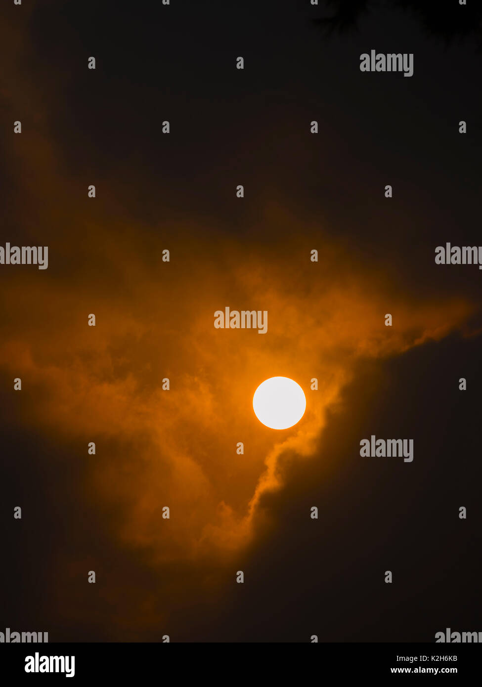 Il sole e la nuvola tempestosa. Foto Stock