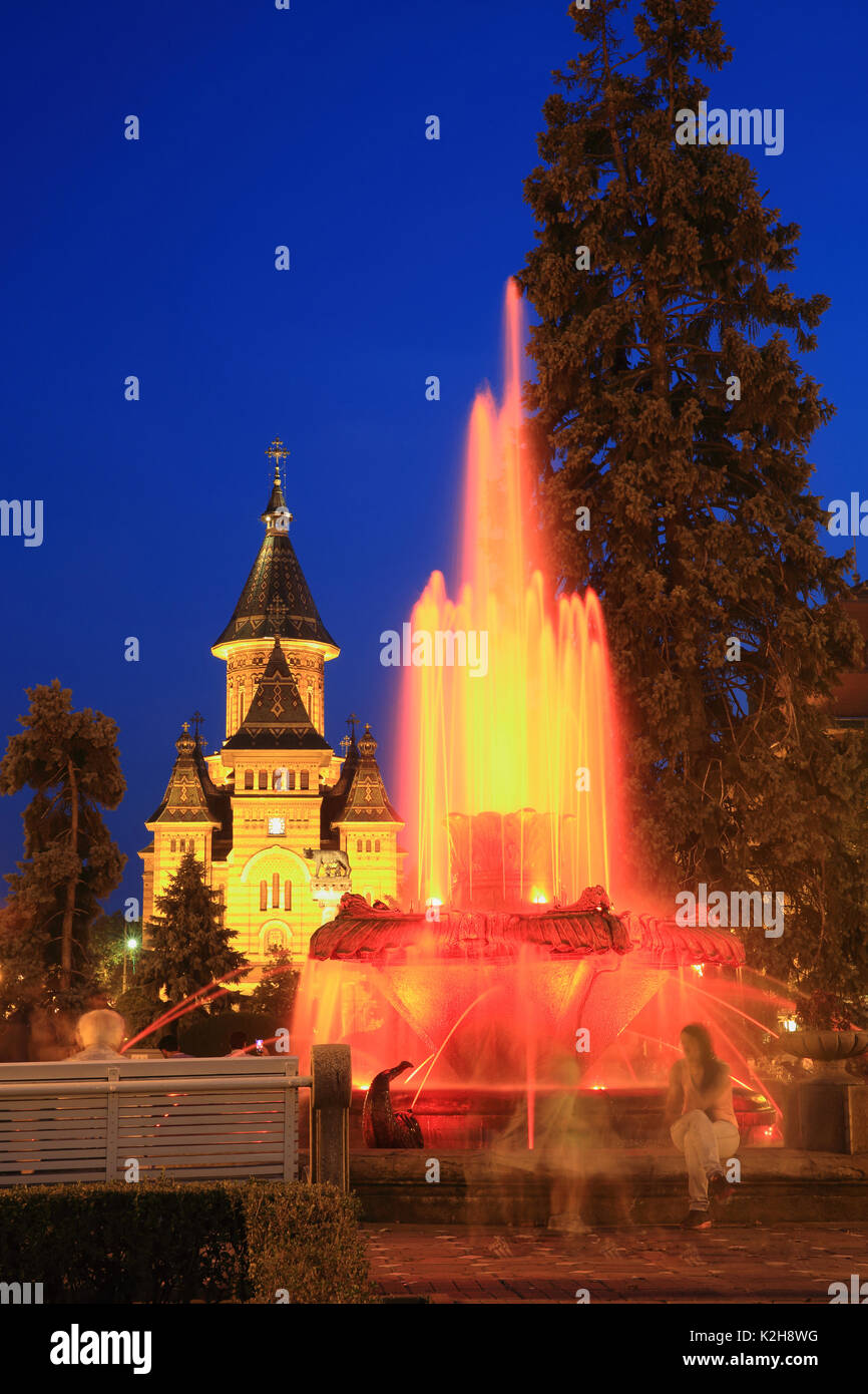 Fontane colorate al tramonto di fronte rumeno della Cattedrale Ortodossa, sulla piazza della Vittoria, in Timisoara, Romania occidentale Foto Stock