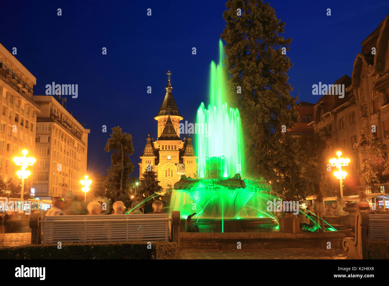 Fontane colorate al tramonto di fronte rumeno della Cattedrale Ortodossa, sulla piazza della Vittoria, in Timisoara, Romania occidentale Foto Stock