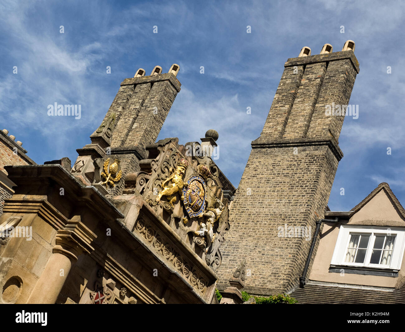 CAMBRIDGE, UK - 11 AGOSTO 2017: Camini e stemma della Casa dei Re Stuart sul Trinity College Foto Stock