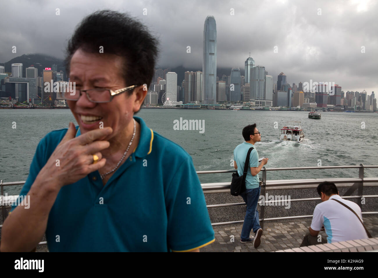 Rilassarsi in Tsim Sha Tsui promenade, Kowloon, Hong Kong Foto Stock