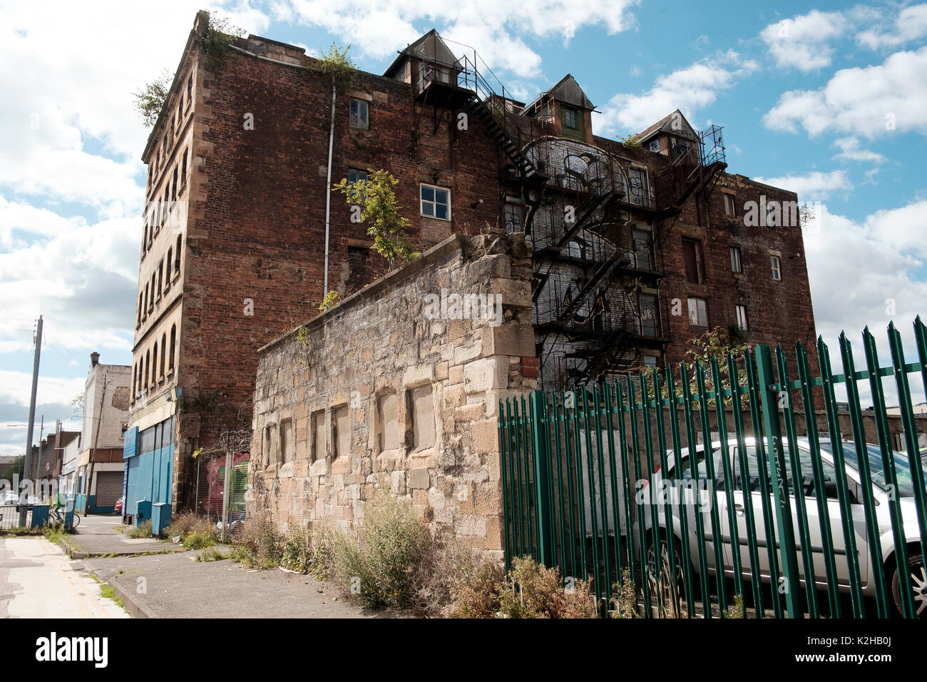 La corsa verso il basso centro Street si trova sulla riva opposta del fiume Clyde dal fiorente centro di Glasgow, Scozia Foto Stock