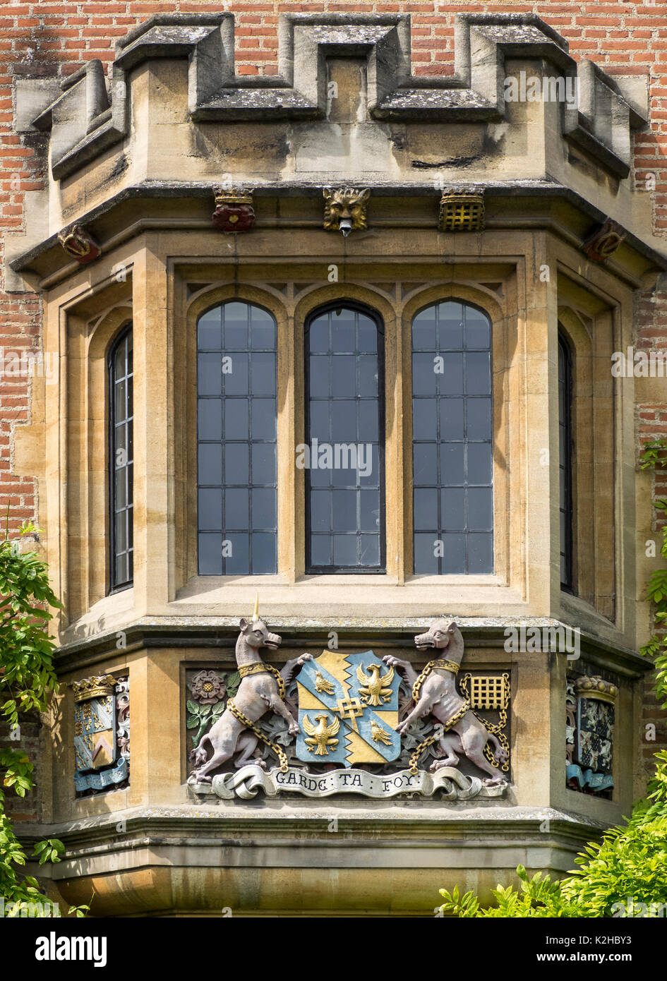 CAMBRIDGE, UK - 11 AGOSTO 2017: Finestra ornata con stemma intagliato del Magdalene College all'esterno dell'edificio universitario Foto Stock