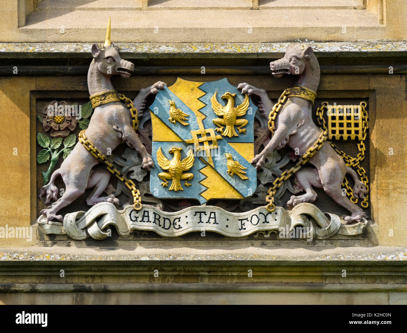 CAMBRIDGE, UK - 11 AGOSTO 2017: Stemma scolpito del Magdalene College all'esterno del University College Building Foto Stock