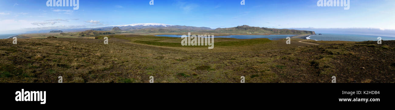 A nord vista panoramica dal punto più australe del Islanda. Snow capped Katla mountain è visto sullo sfondo. Foto Stock