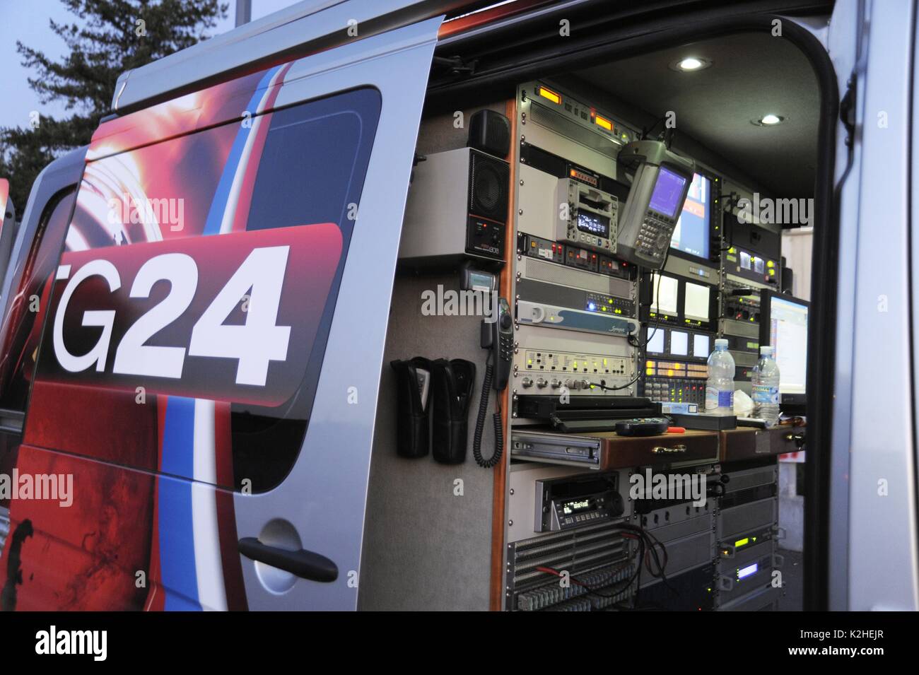 Van per la telefonia mobile di produzione TV con collegamento via satellite di Sky TV company Foto Stock