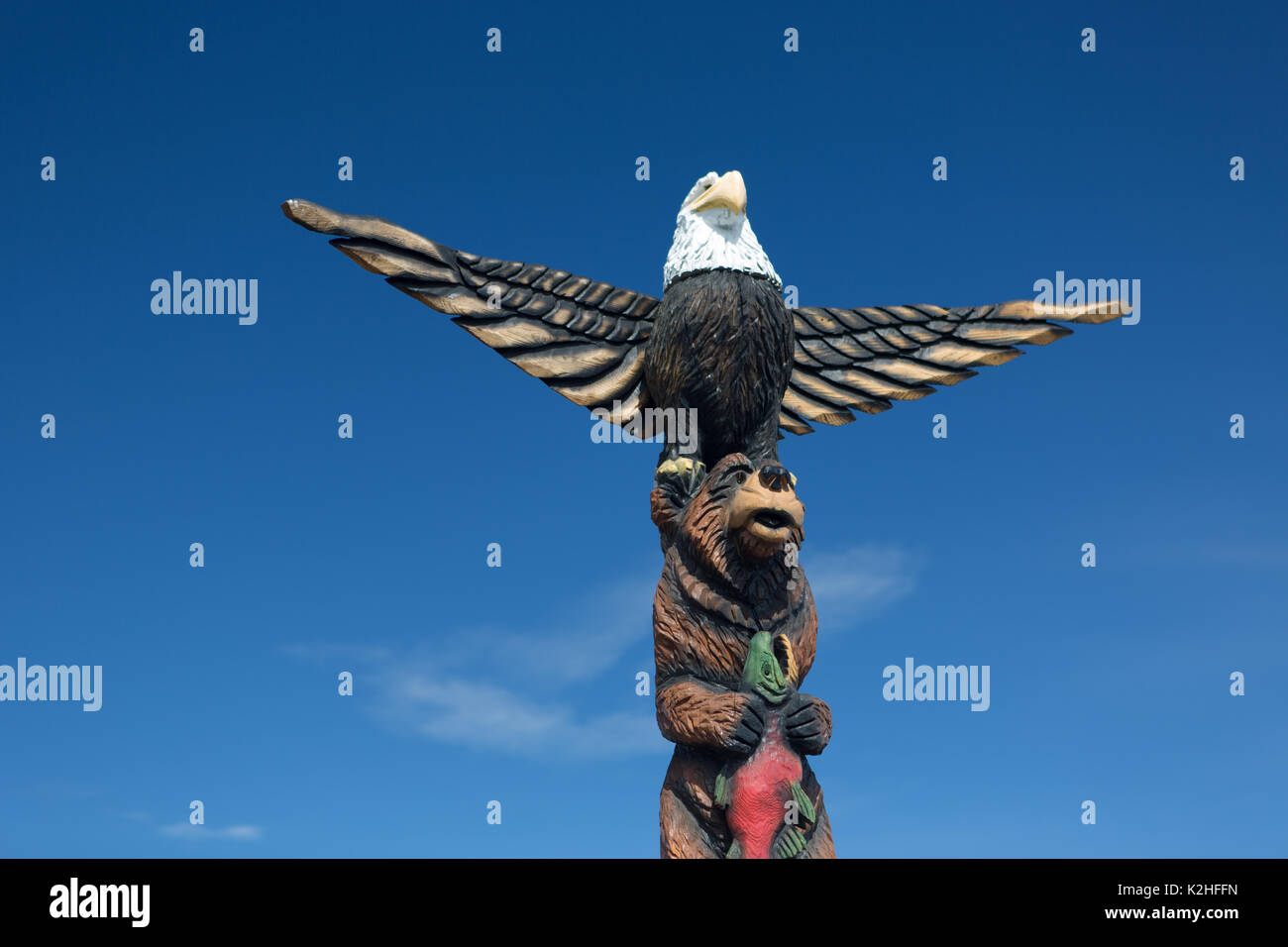 Un legno intagliato Alaskan Totem pole, Anchorage in Alaska,. Foto Stock