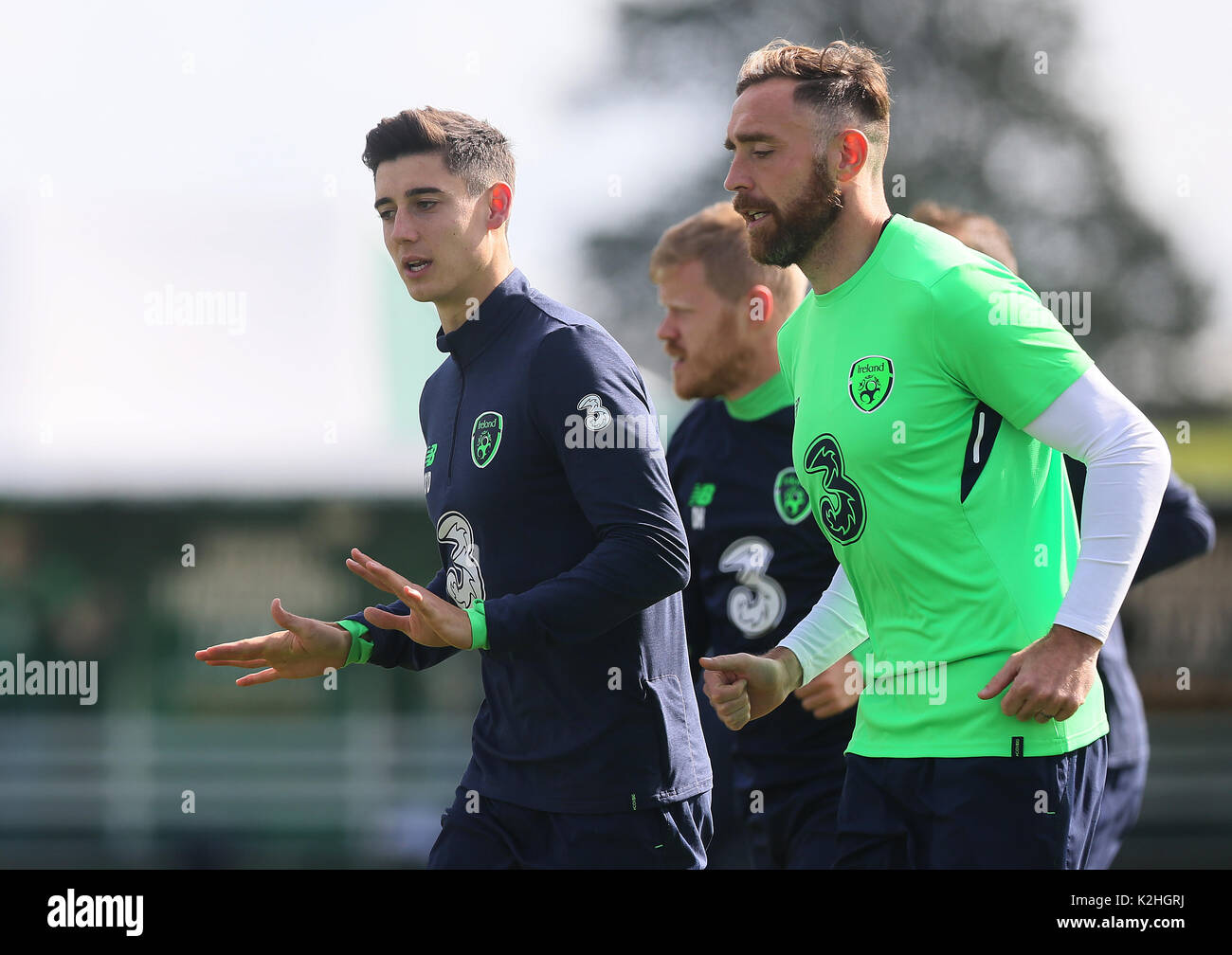 L'Irlanda è Callum O'Dowda (sinistra) e Richard Keogh durante una sessione di formazione presso la FAI Centro Nazionale di Allenamento, Abbotstown. Foto Stock