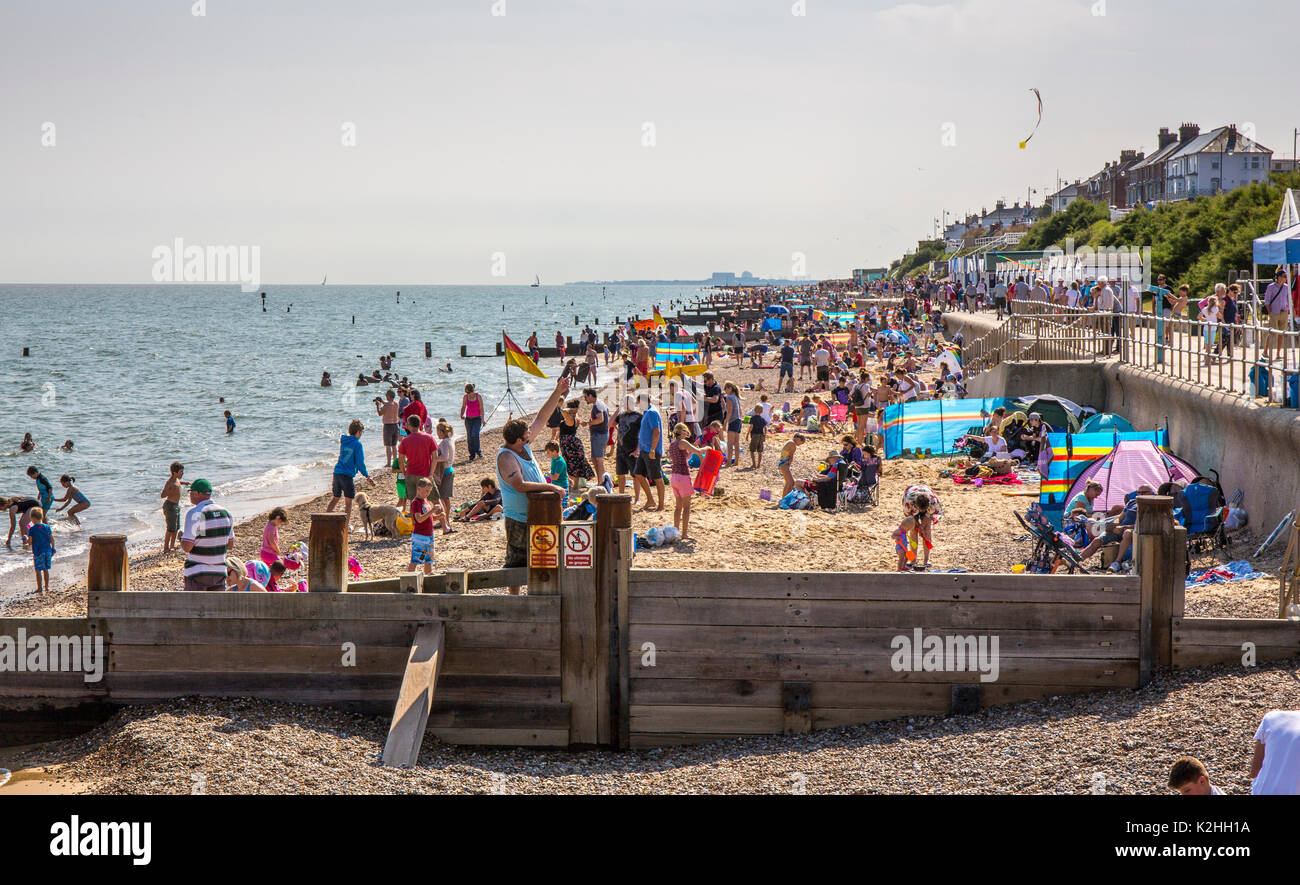 Southwold, Suffolk, Regno Unito, spiaggia cercando occupato al hightide d'estate. Foto Stock