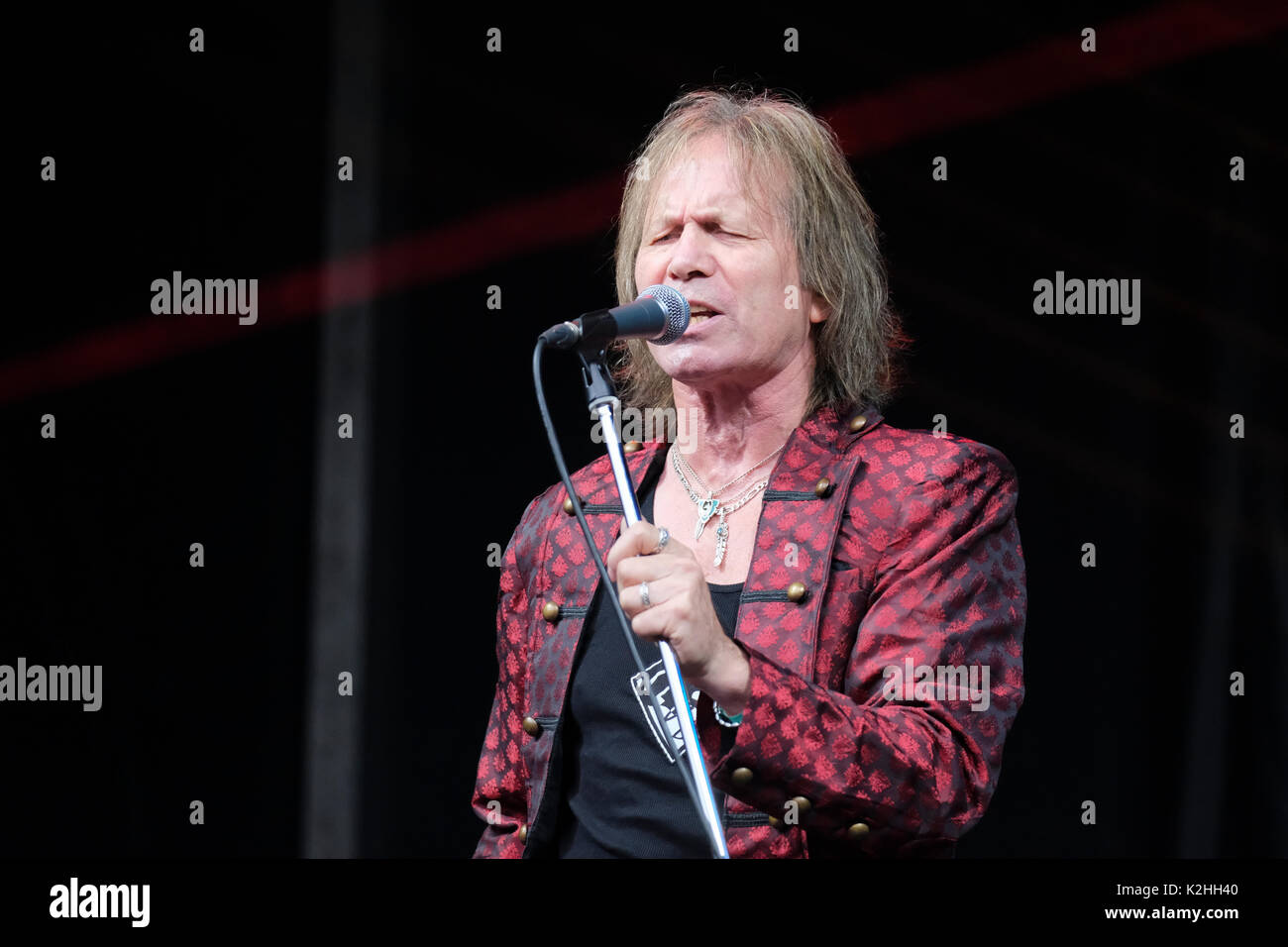 Pete Francese di Atomic Rooster effettuando al Weyfest music festival, la vita rurale centro, Tilford, Surrey, Inghilterra, Agosto 20, 2017 Foto Stock