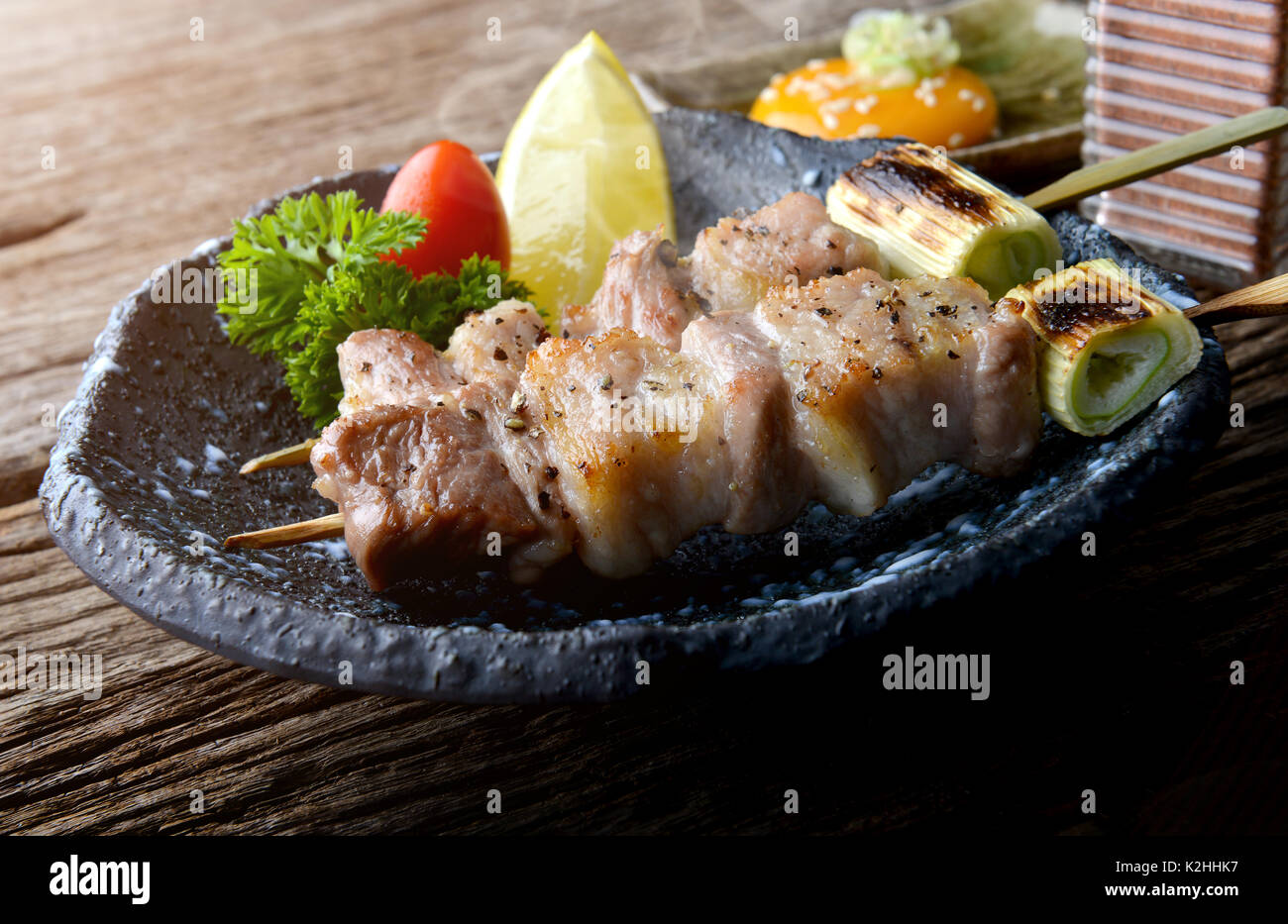 Yakitori Butabara o giapponese pancetta di maiale con griglia di sale e servire la salsa in izakaya ristorante. Foto Stock
