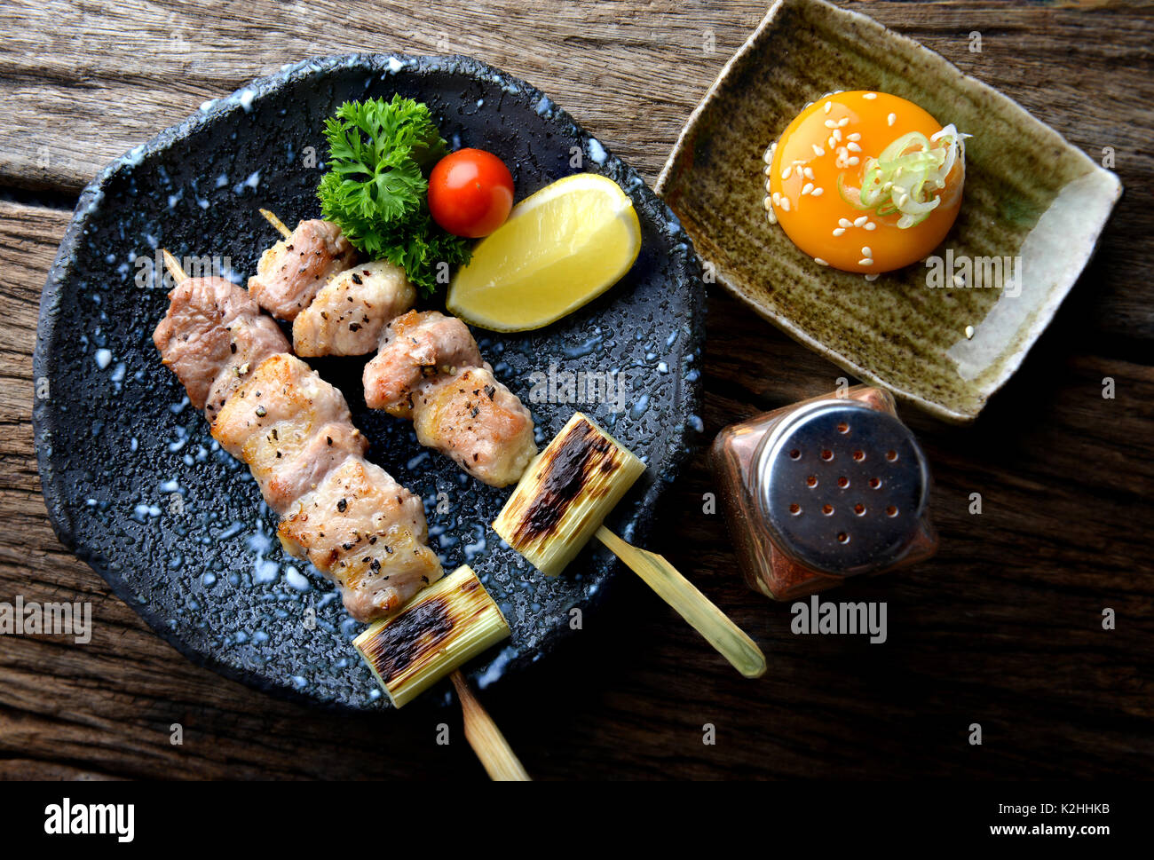 Yakitori Butabara o giapponese pancetta di maiale con griglia di sale e servire la salsa in izakaya ristorante. Foto Stock
