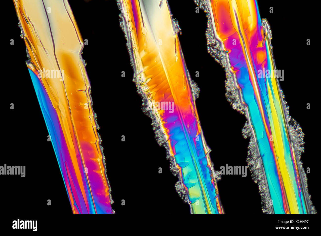 Variopinto colpo microscopiche di nitrato di sodio microcristalli in luce polarizzata Foto Stock