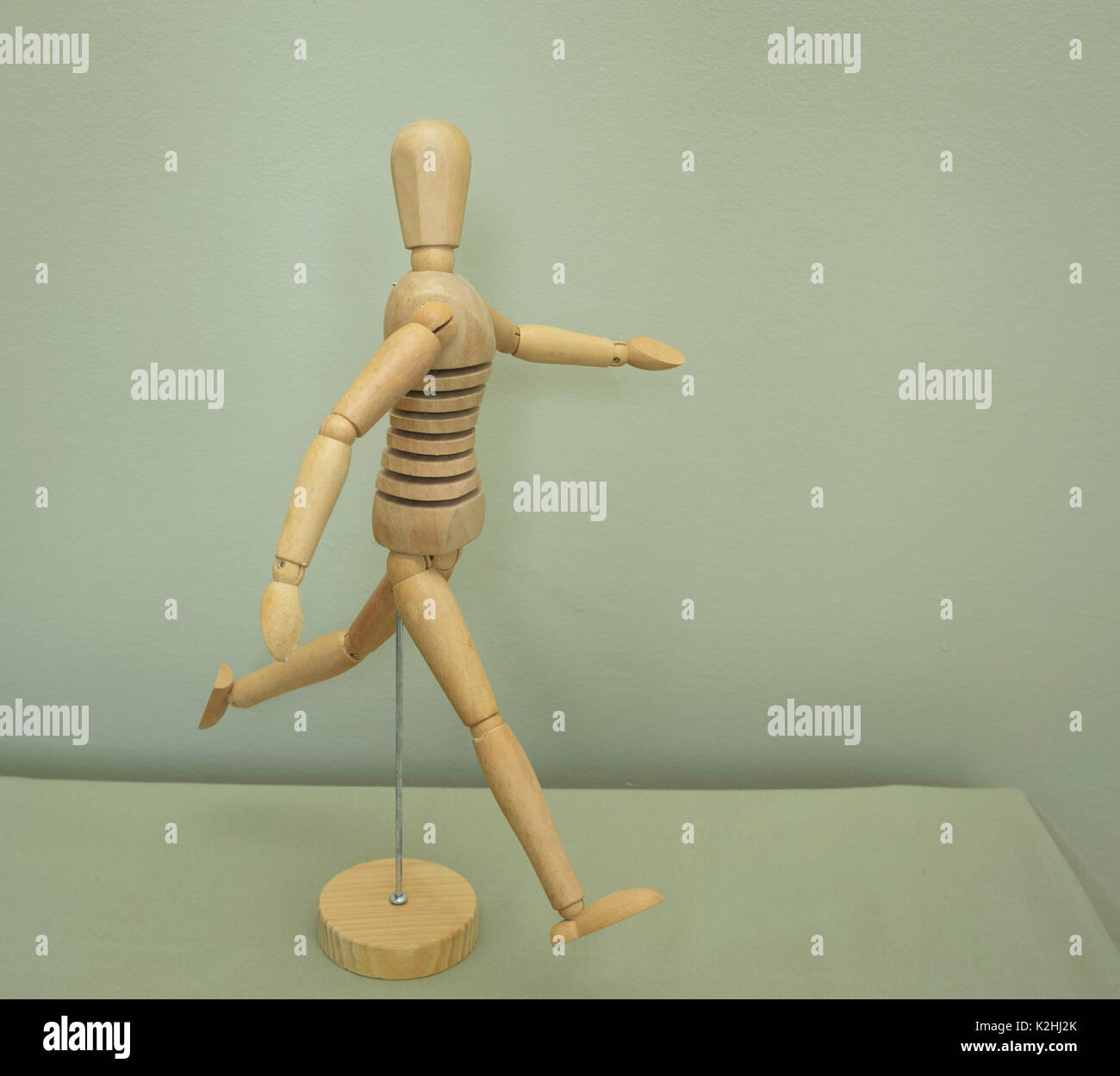 Arte mannequin, pongono in esecuzione Foto Stock