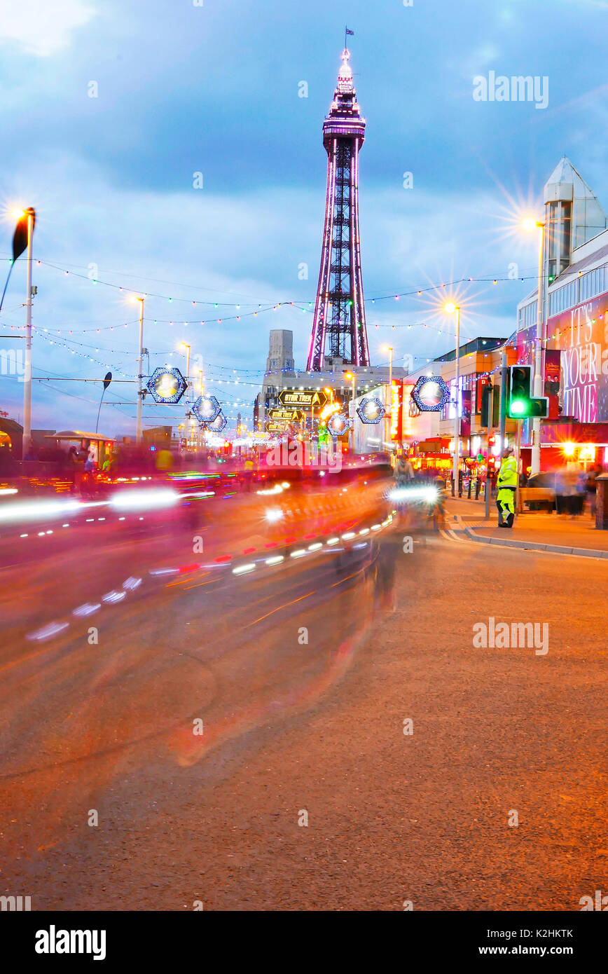 Sentieri di luce dalle biciclette a cavallo lungo la Promenade di Blackpool davanti alla torre durante la corsa annuale Luci caso all'inizio dell'annuale i Foto Stock