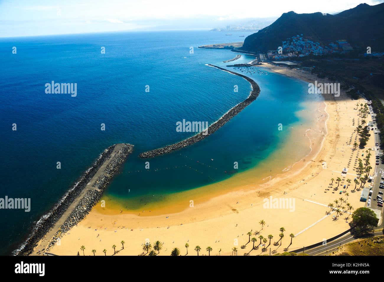 Una vista delle importazioni di spiaggia di sabbia dorata di Playa De Las Teresitas situato a Tenerife, Spagna Foto Stock
