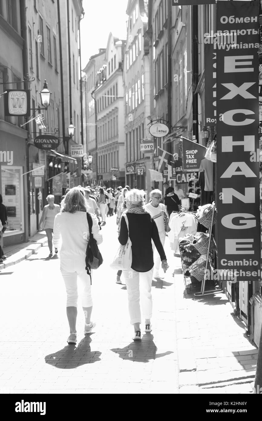 Stoccolma, Svezia - Luglio 25, 2017: la gente in central shopping street Vasterlanggatan a Stoccolma. Immagine in bianco e nero Foto Stock