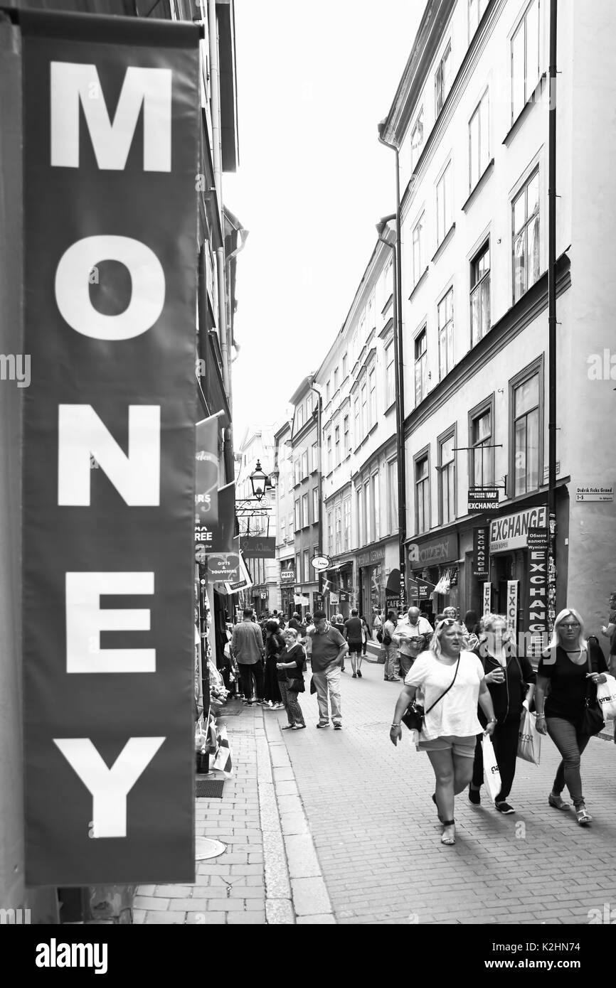 Stoccolma, Svezia - Luglio 25, 2017: Central shopping street Vasterlanggatan a Stoccolma. Immagine in bianco e nero Foto Stock