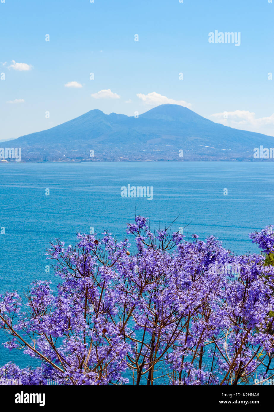 Vista su tutta la baia di Napoli verso il Monte Vesuvio, Italia Foto Stock