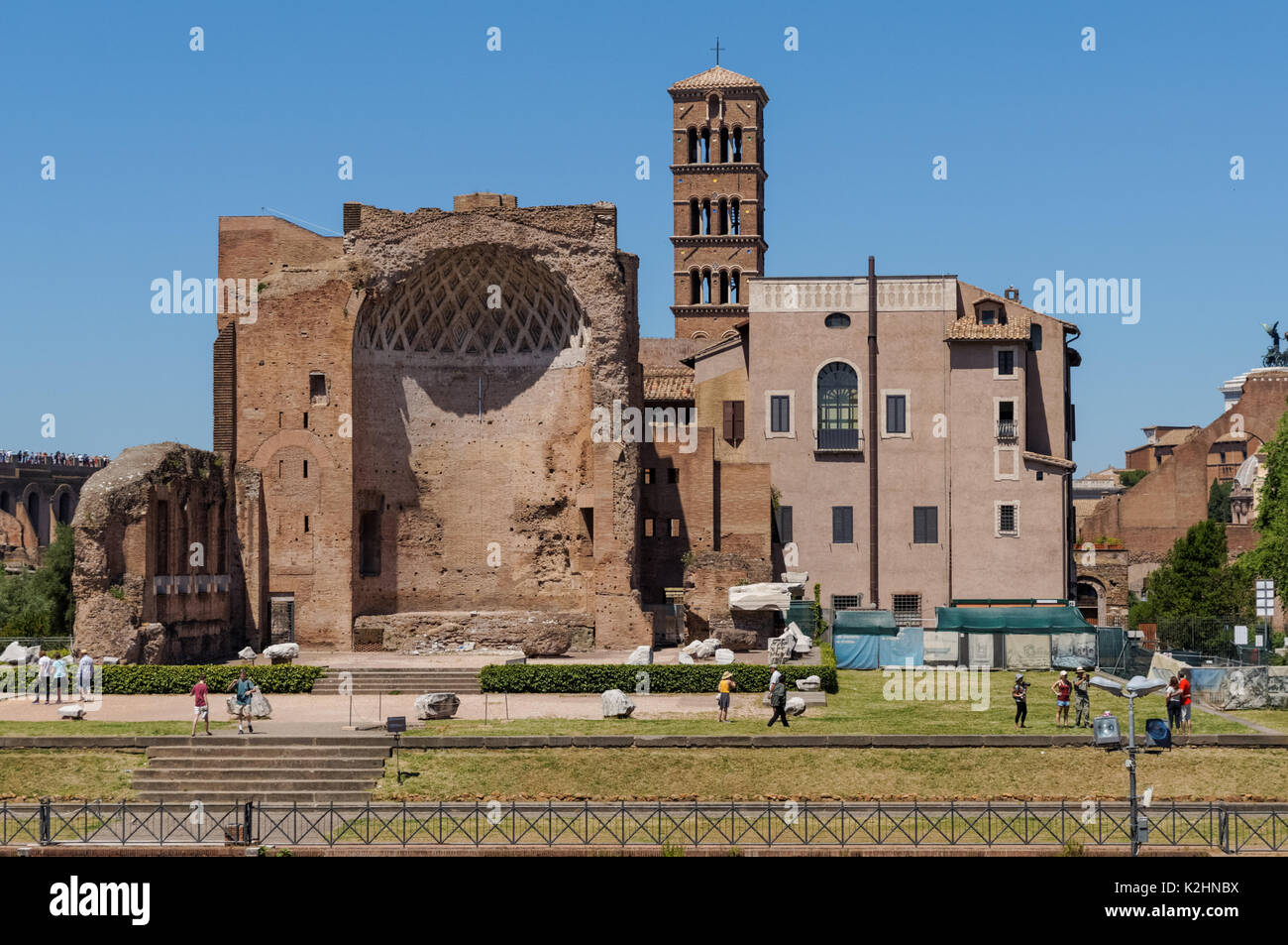 Tempio di Venere e Roma visto dal Colosseo, Roma, Italia Foto Stock