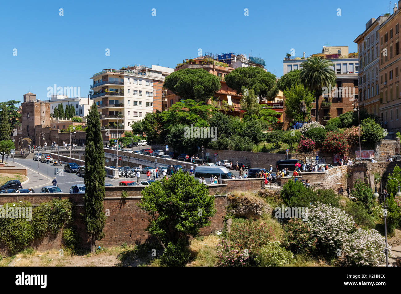 Il lusso di edifici residenziali visto dal Colosseo, Roma, Italia Foto Stock