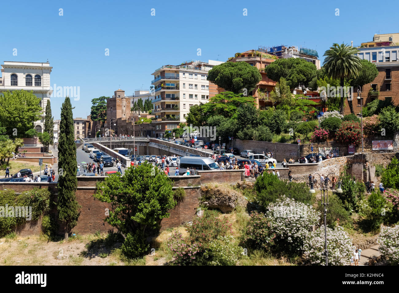 Il lusso di edifici residenziali visto dal Colosseo, Roma, Italia Foto Stock