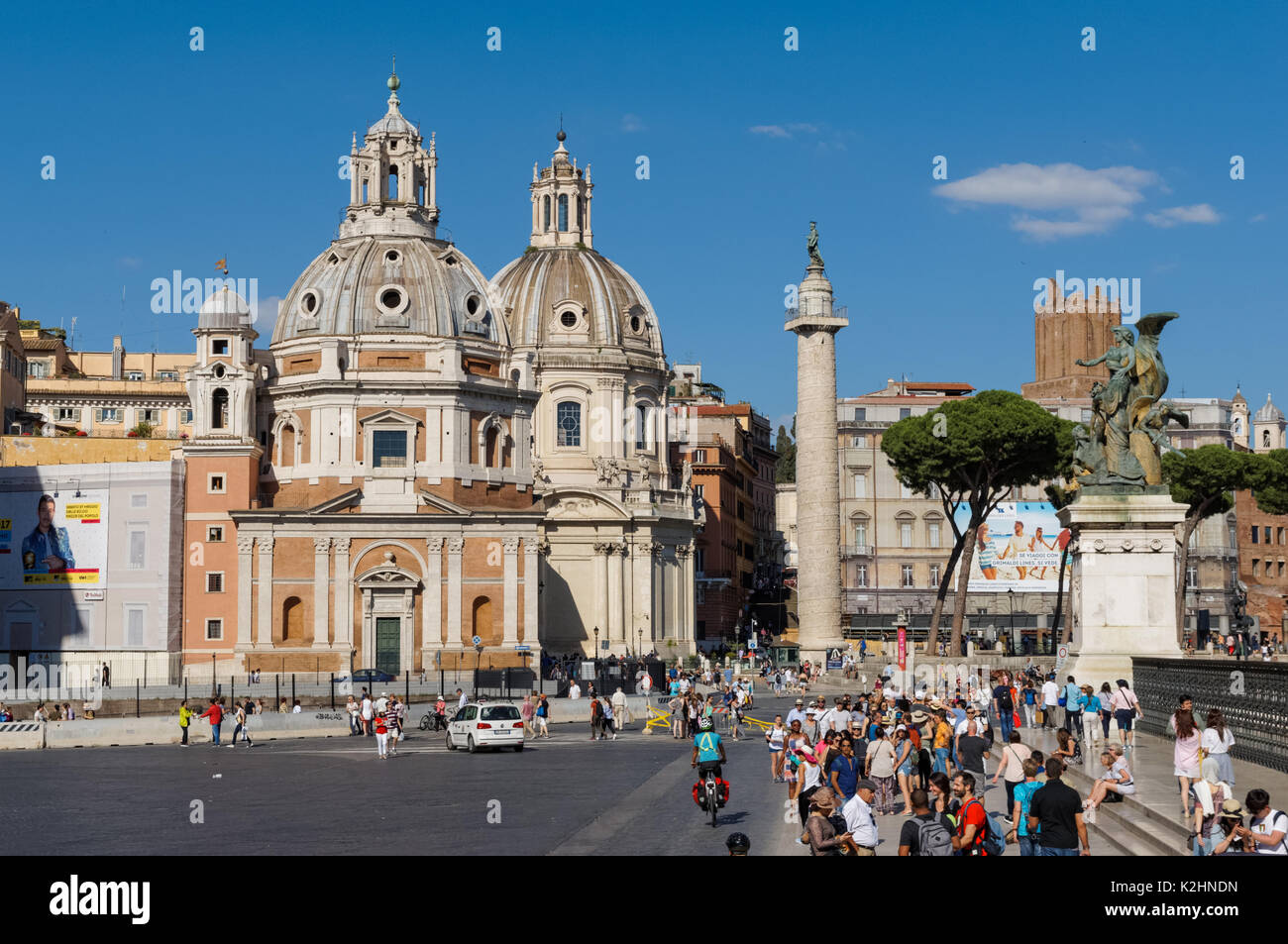 Colonna di Traiano,Santa Maria di Loreto chiesa e la Chiesa del Santissimo Nome di Maria al Foro Traiano visto da Piazza Venezia, Roma, Italia Foto Stock