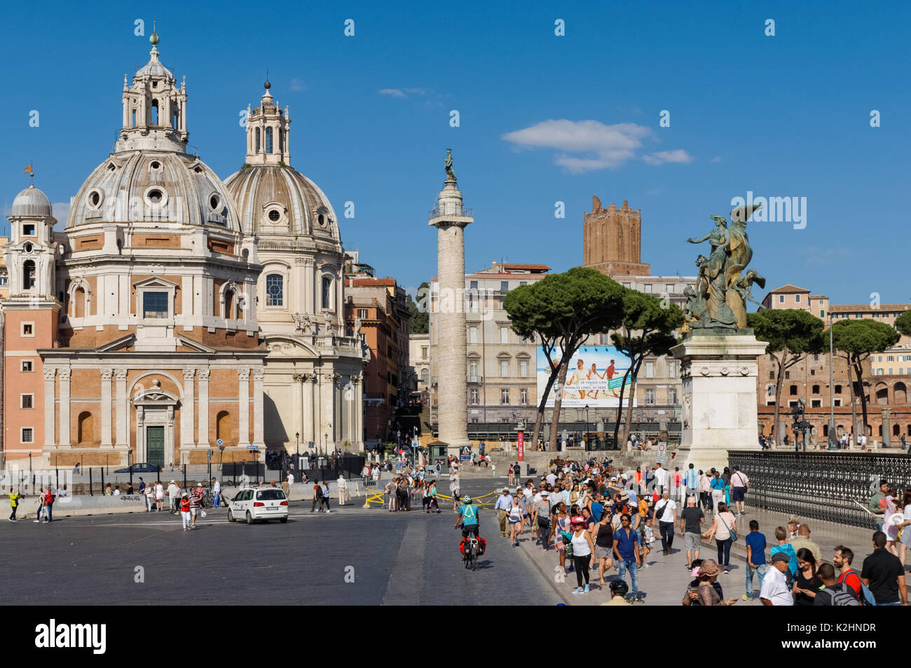 Colonna di Traiano,Santa Maria di Loreto chiesa e la Chiesa del Santissimo Nome di Maria al Foro Traiano visto da Piazza Venezia, Roma, Italia Foto Stock