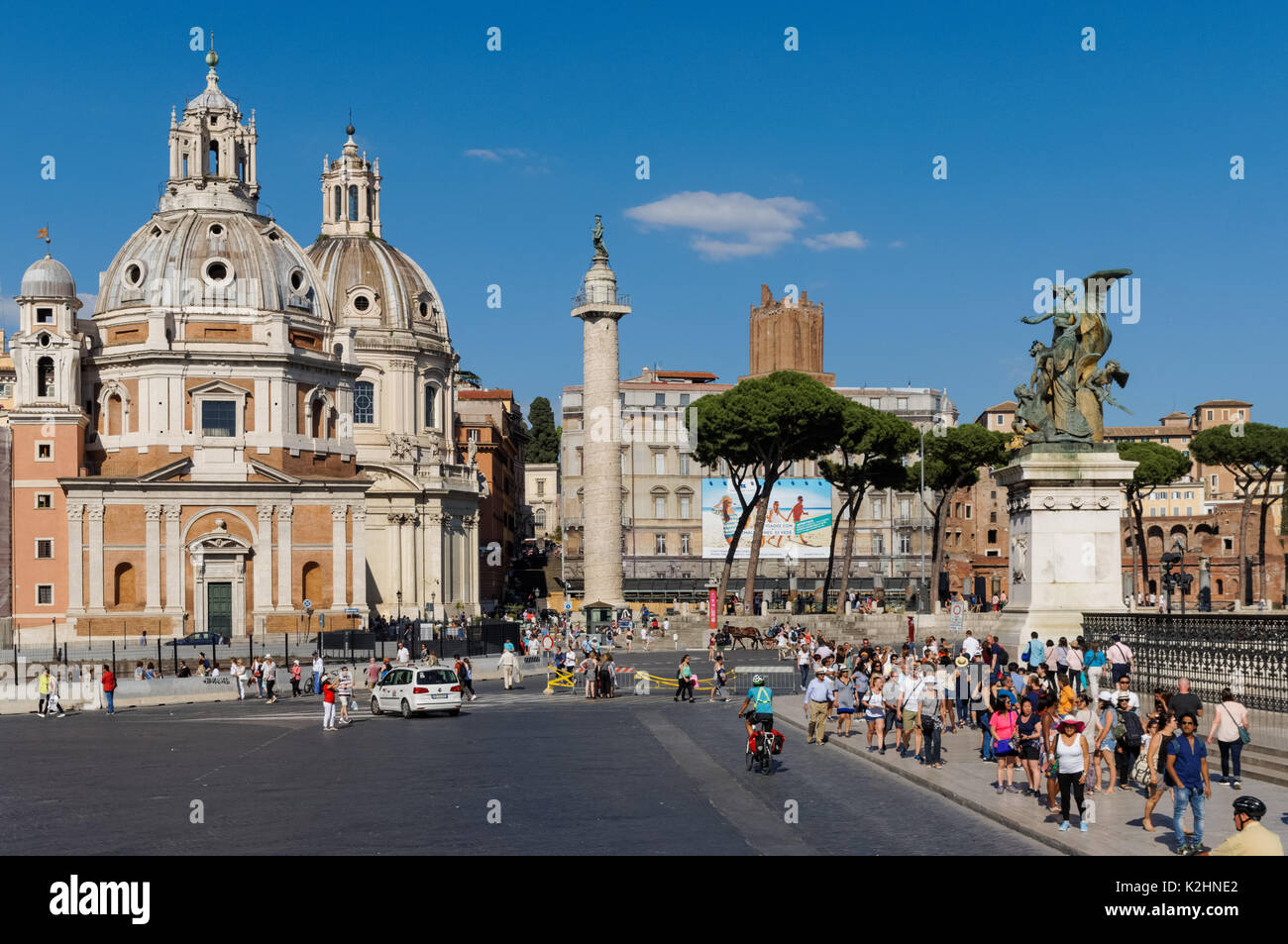 Colonna di Traiano,Santa Maria di Loreto chiesa e la Chiesa del Santissimo Nome di Maria al Foro Traiano visto da Piazza Venezia, Roma, Italia Foto Stock