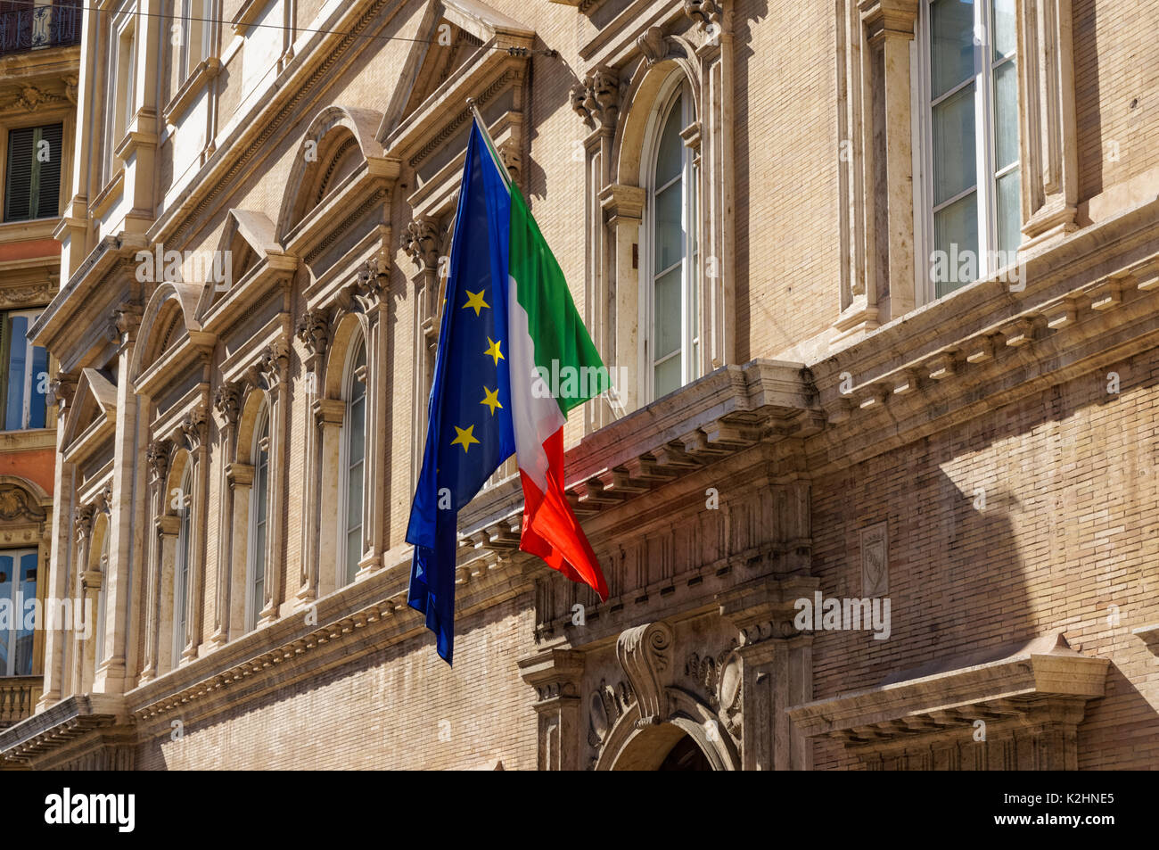 Italiano e Unione europea bandiere sulla facciata di un edificio in Roma, Italia Foto Stock