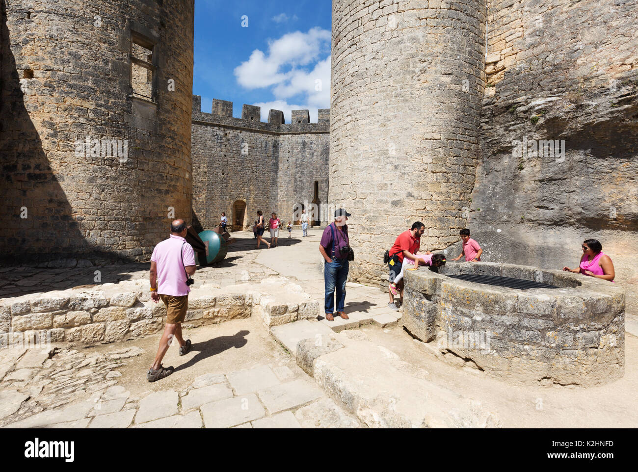 I turisti a Chateau de Bonaguil, un castello medievale nella valle del Lot, Aquitaine Francia Foto Stock