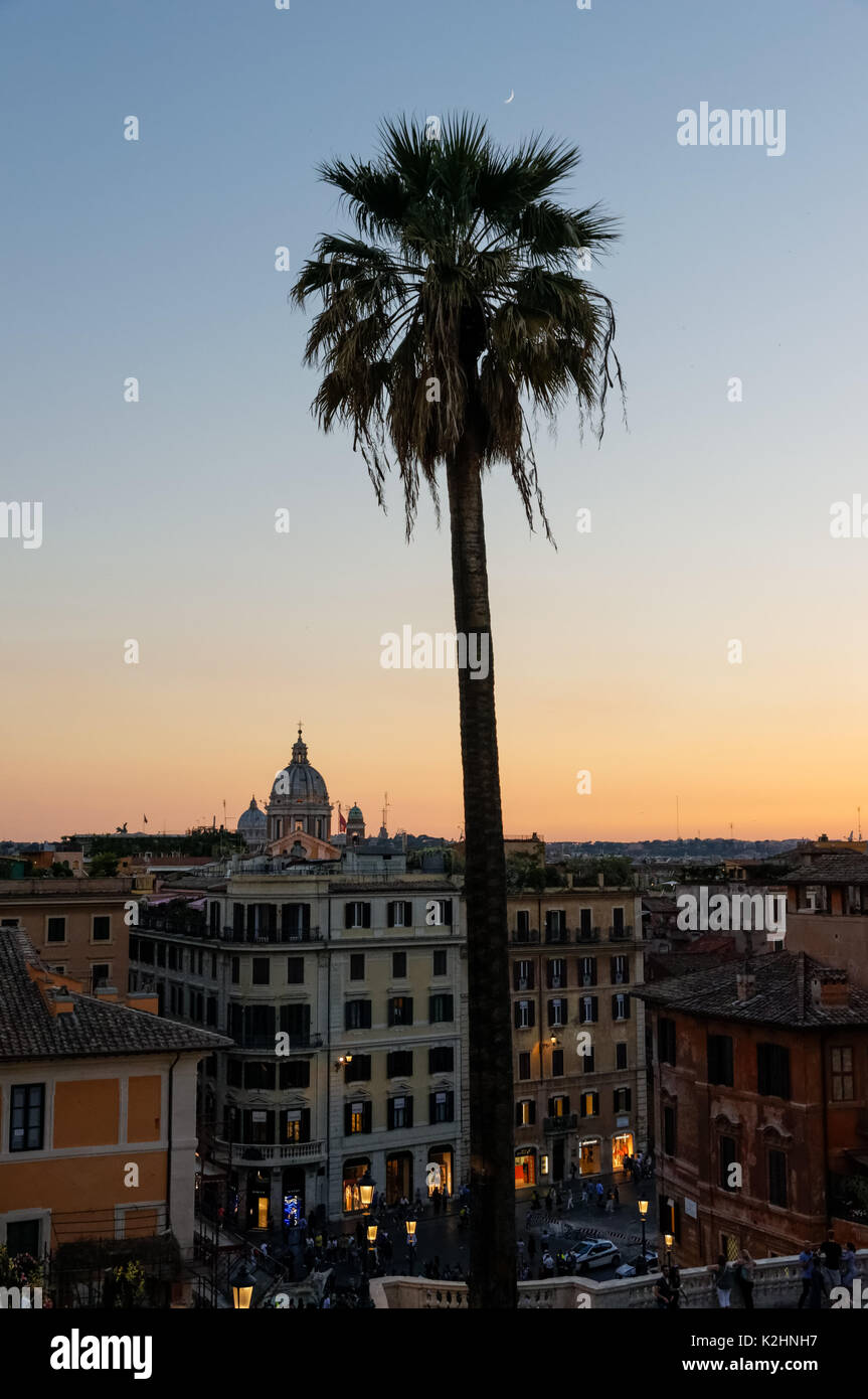 Vista tramonto dalla cima della scalinata di Piazza di Spagna a Roma, Italia Foto Stock