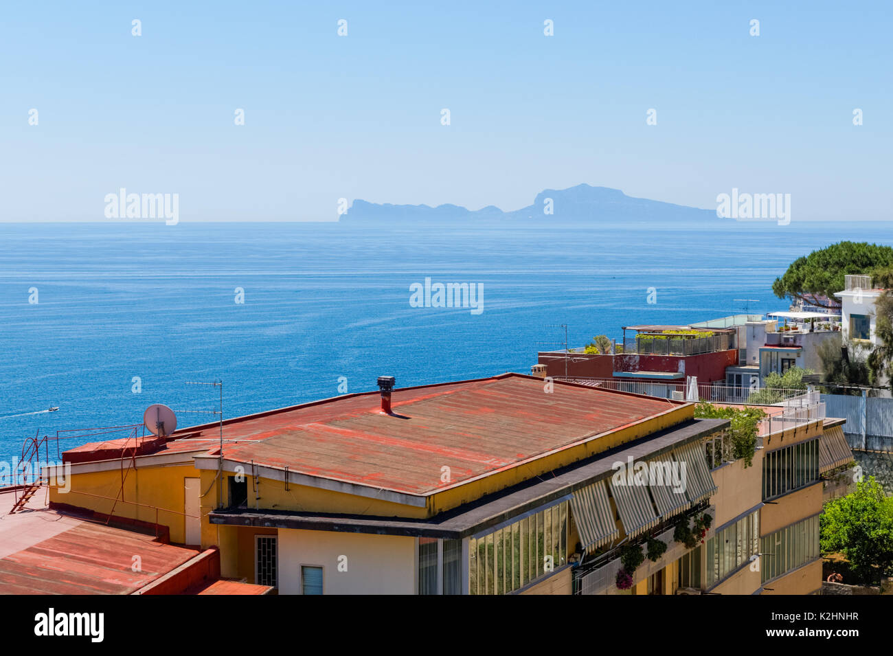Vista su tutta la baia di Napoli verso l'isola di Capri, Italia Foto Stock