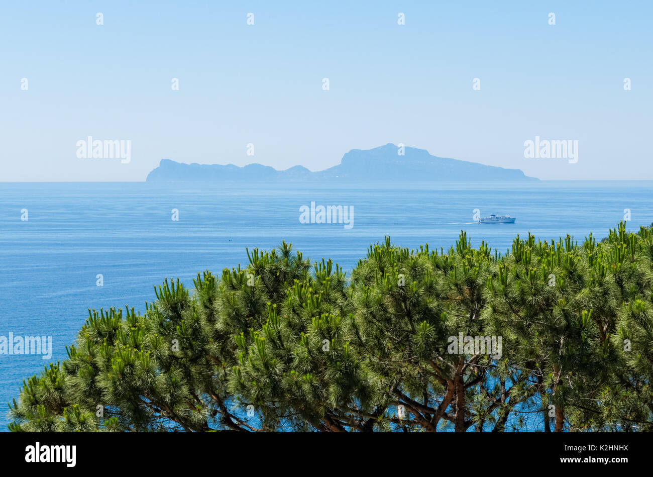 Vista su tutta la baia di Napoli verso l'isola di Capri, Italia Foto Stock