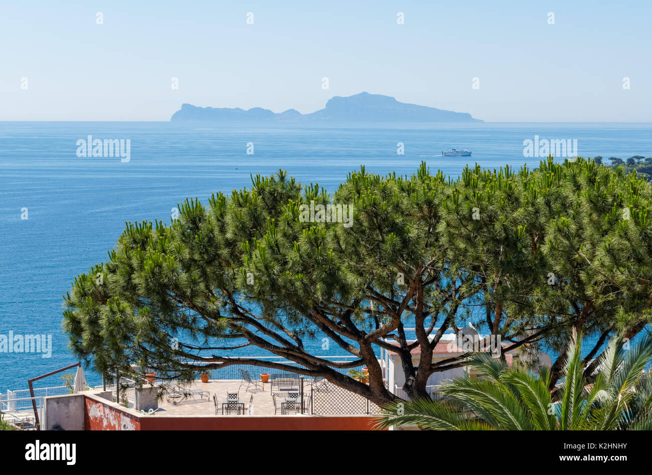 Vista su tutta la baia di Napoli verso l'isola di Capri, Italia Foto Stock