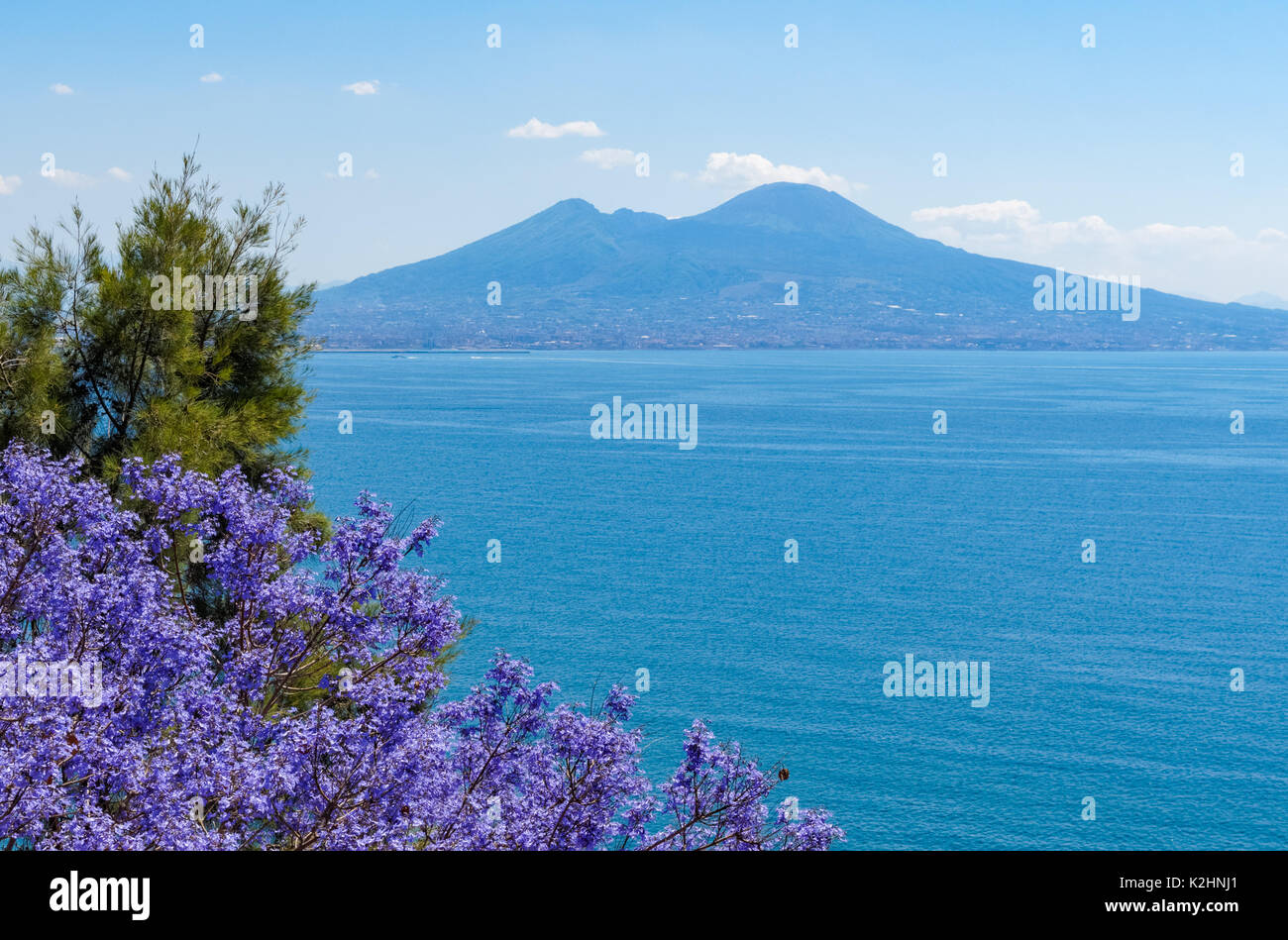 Vista su tutta la baia di Napoli verso il Monte Vesuvio, Italia Foto Stock