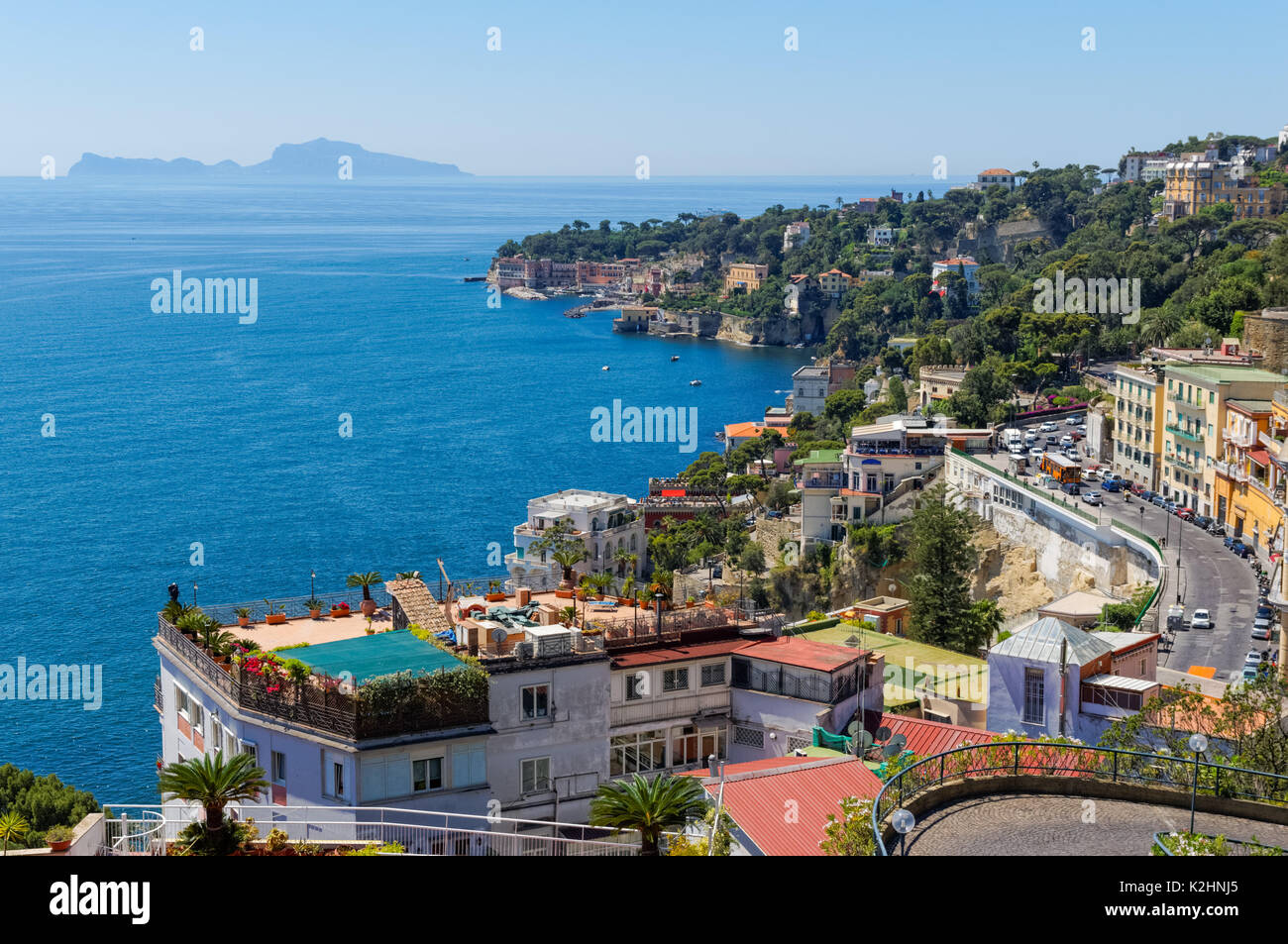 Vista panoramica della baia di Napoli con l'isola di Capri sullo sfondo, Italia Foto Stock