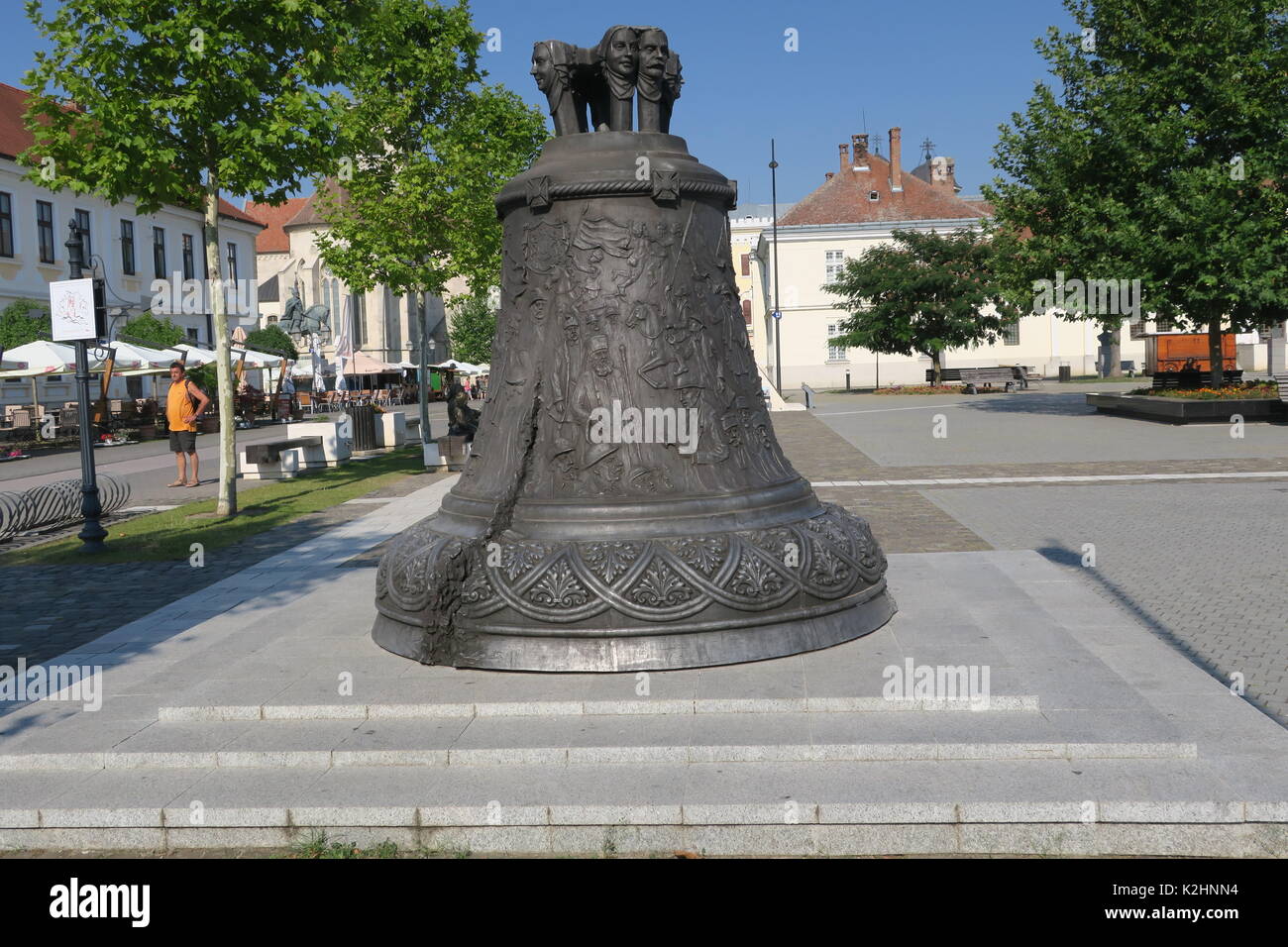 Grande statua di una campana, con teste umane in cima, in una piazza in Alba Iulia, Romania. Foto Stock