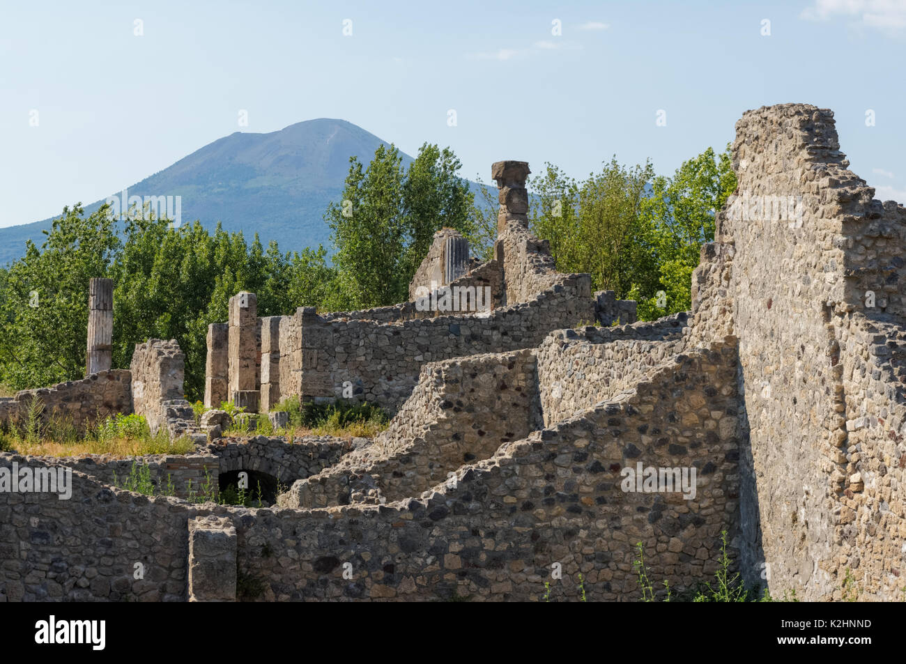 Le rovine romane di Pompei con il Vesuvio sullo sfondo, Italia Foto Stock