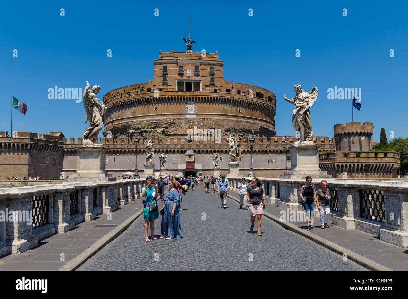 I turisti sul Ponte Sant'Angelo ponte di Roma, Italia Foto Stock