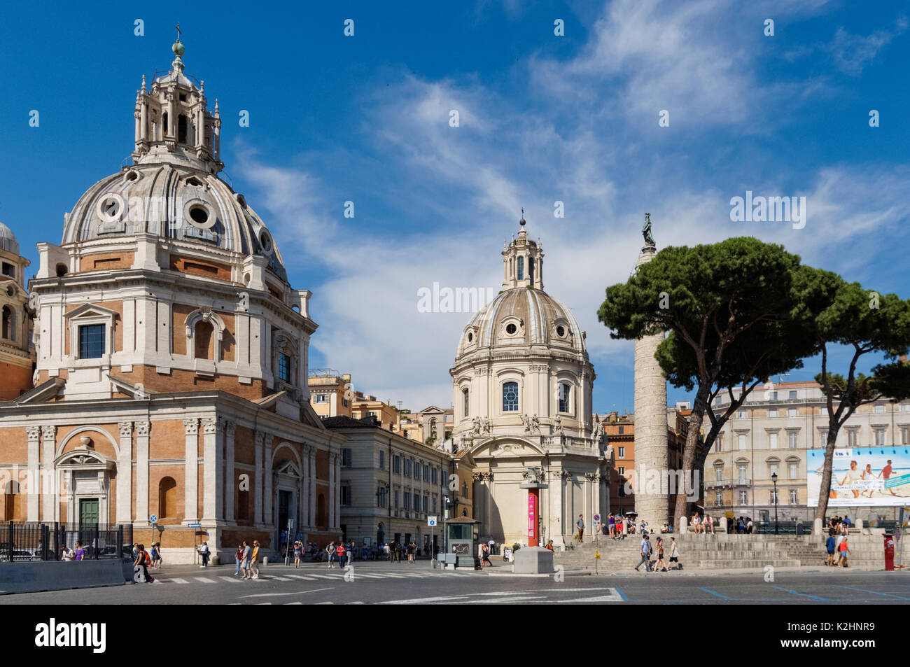 Colonna di Traiano,Santa Maria di Loreto chiesa e la Chiesa del Santissimo Nome di Maria al Foro Traiano visto da Piazza Venezia, Roma, Italia Foto Stock
