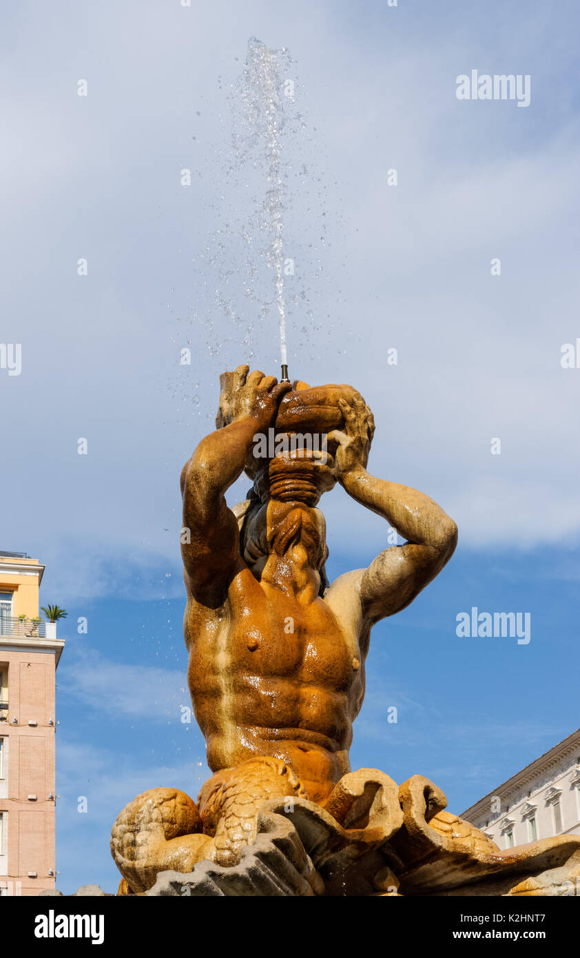 Triton fontana al centro della Piazza Barberini a Roma, Italia Foto Stock